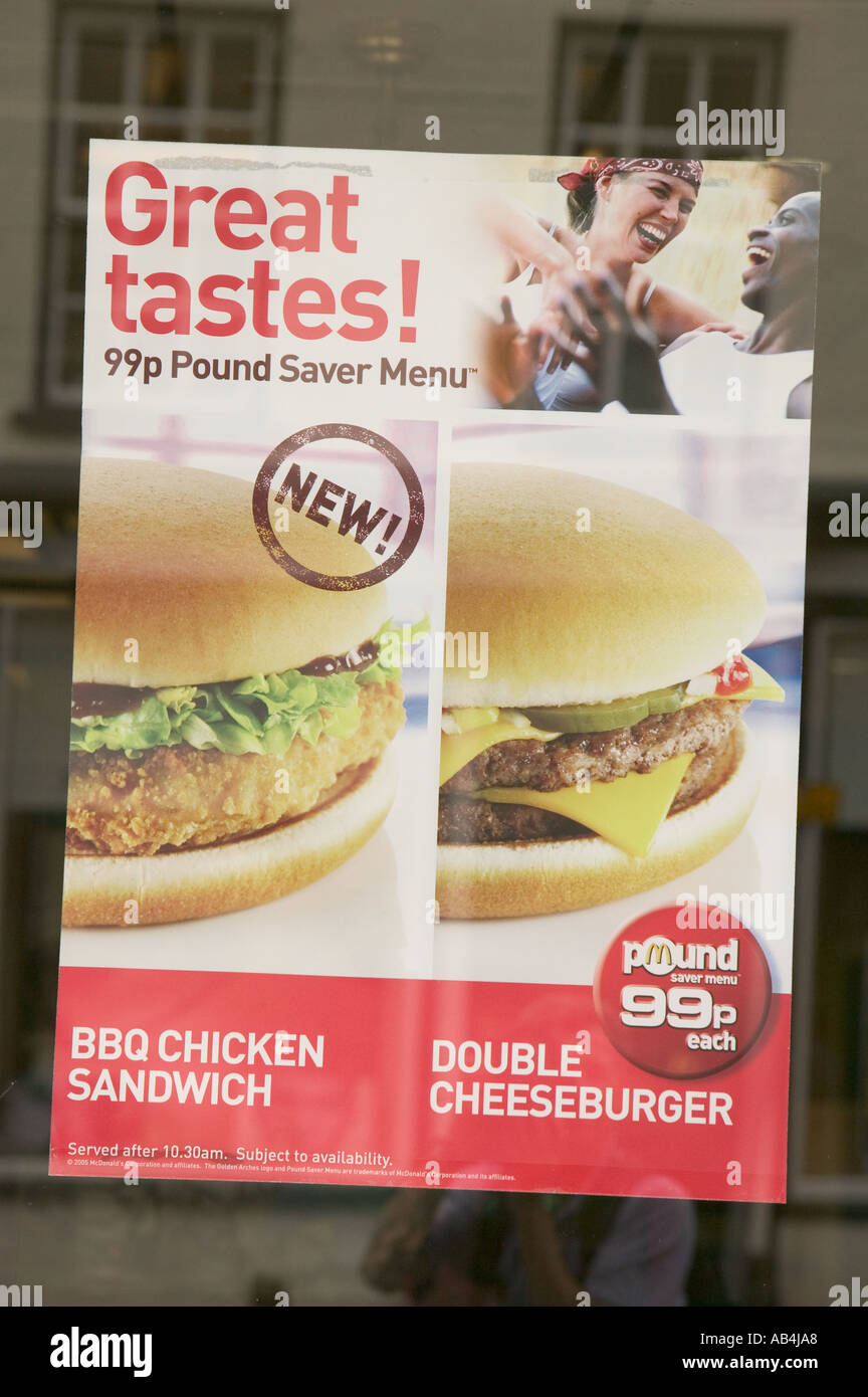 McDonalds poster nel loro negozio finestra hamburger di pubblicità Foto  stock - Alamy