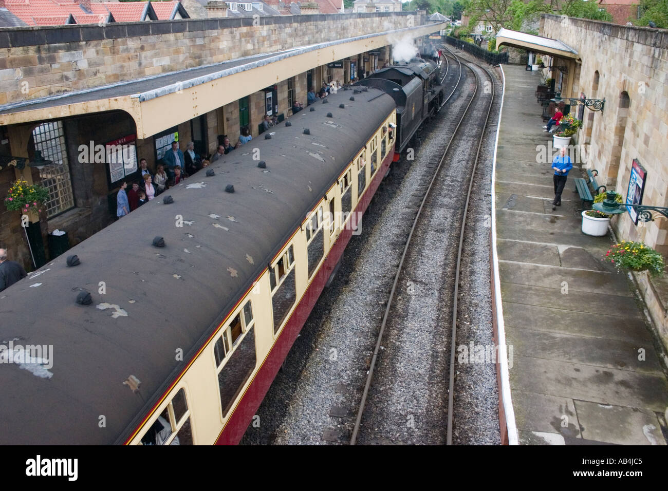 Motore a vapore 45407 entrando Pickering Yorkshire stazione con un treno passeggeri da Grosmont Foto Stock