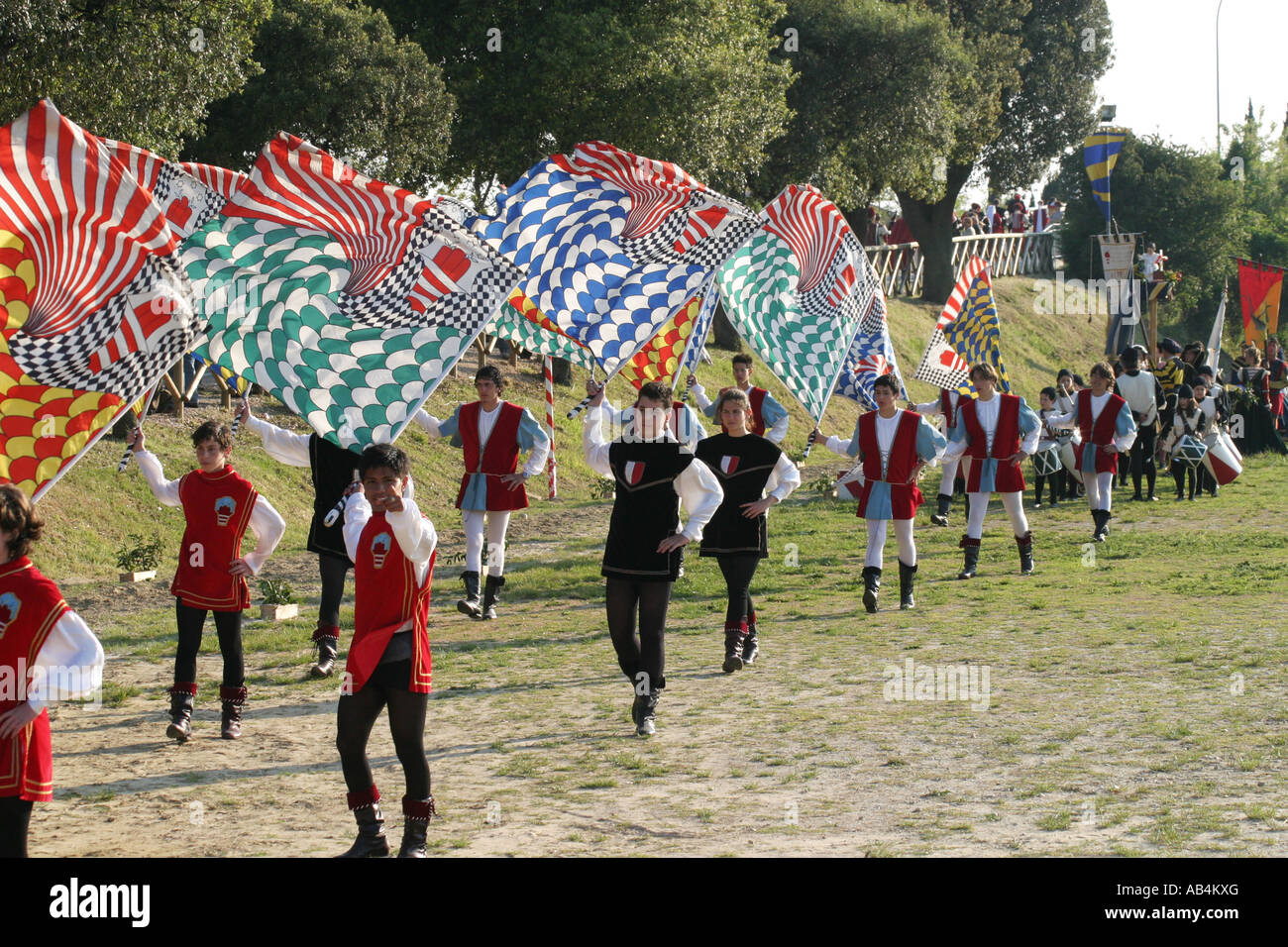 I bambini in costume medievale bandiera sventola al festival annuale di Monterubbiano,Le Marche Italia Foto Stock