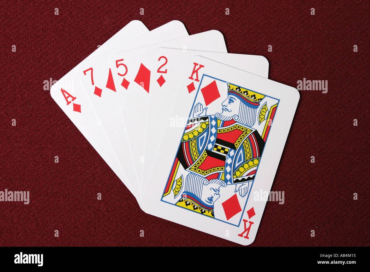 Lavare a mano di poker carte ventaglio su un rosso tabella concessionari Foto Stock