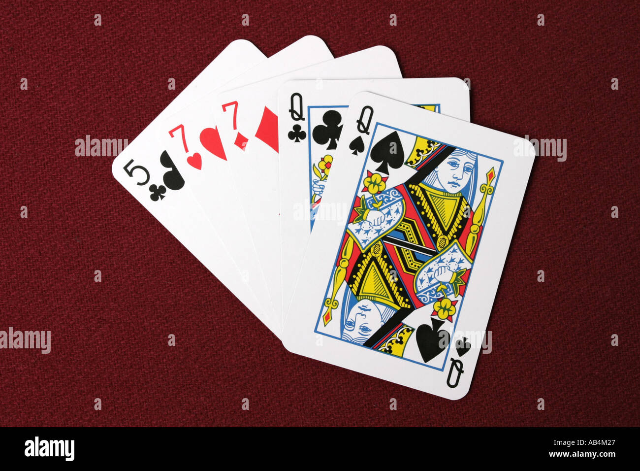Due coppie mano di poker carte ventaglio su un rosso tabella concessionari Foto Stock