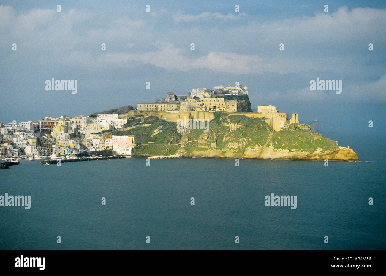 Italia Isola di Procida Campania vista di Marina Corricella Terra Murata medievale borgo murato Foto Stock