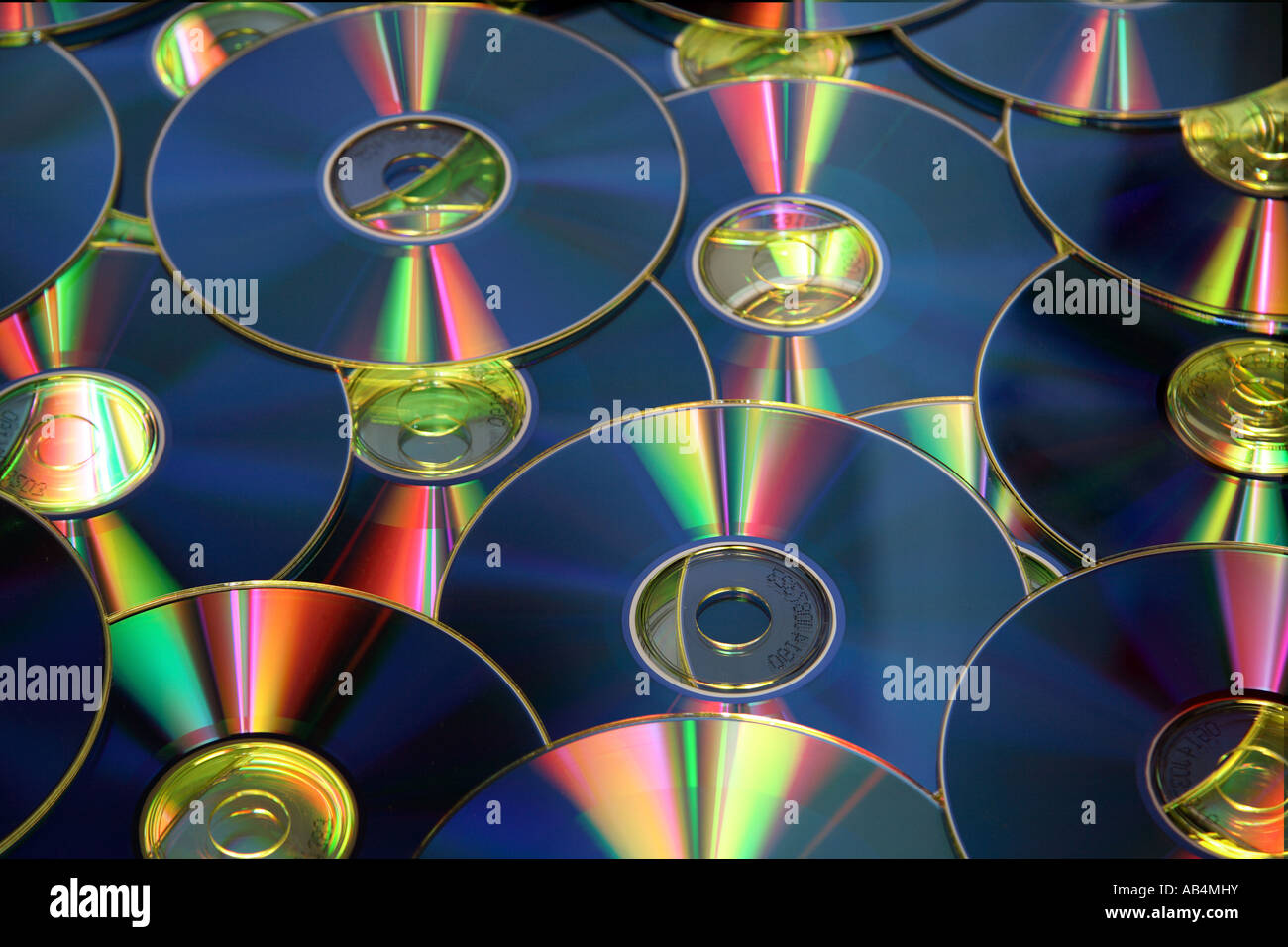 Un mazzetto di blu CD-ROM o DVD con riflessioni Foto Stock