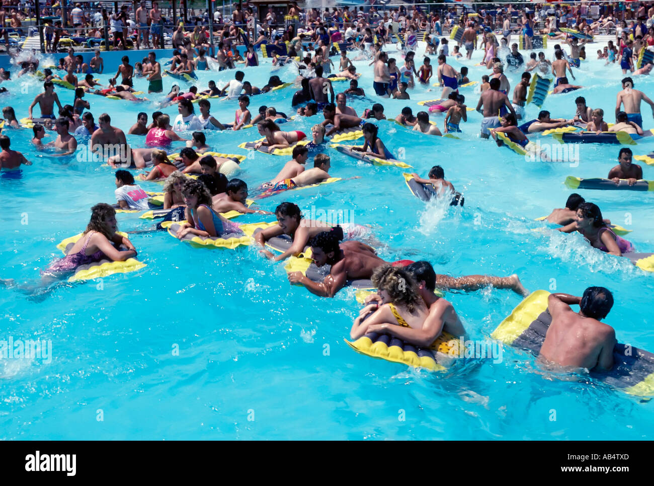 Le famiglie possono usufruire di una piscina ad onde in Wisconsin Dells Wisconsin in un giorno caldo Foto Stock