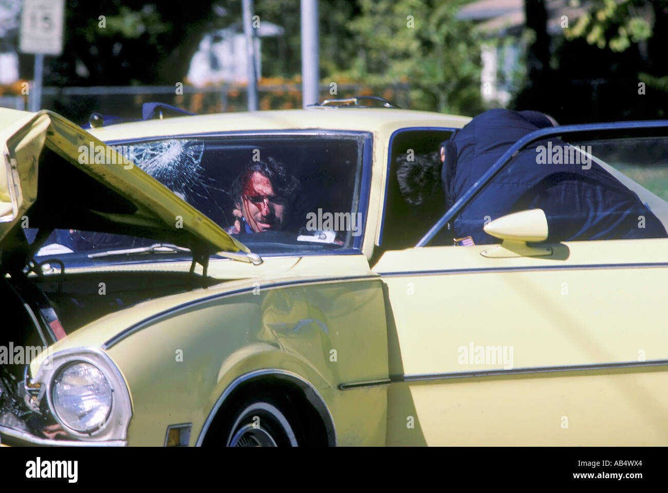 Situazione di emergenza dopo un incidente automobilistico Foto Stock