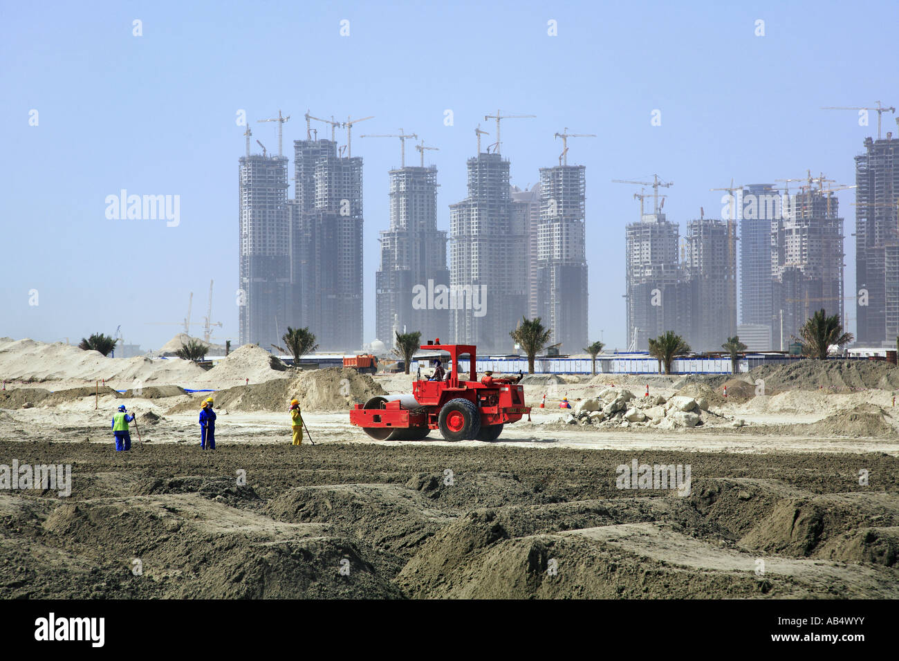 Uomini al lavoro in cantiere, di Dubai Foto Stock