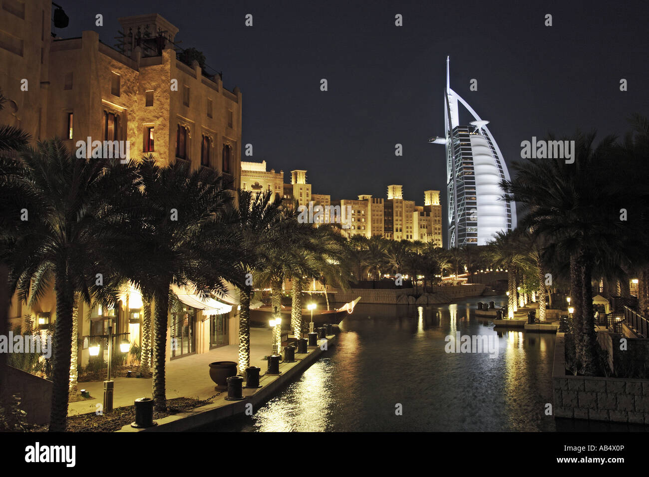 Burj al Arab hotel di notte, vista attraverso Madinat Jumeirah, Dubai Foto Stock