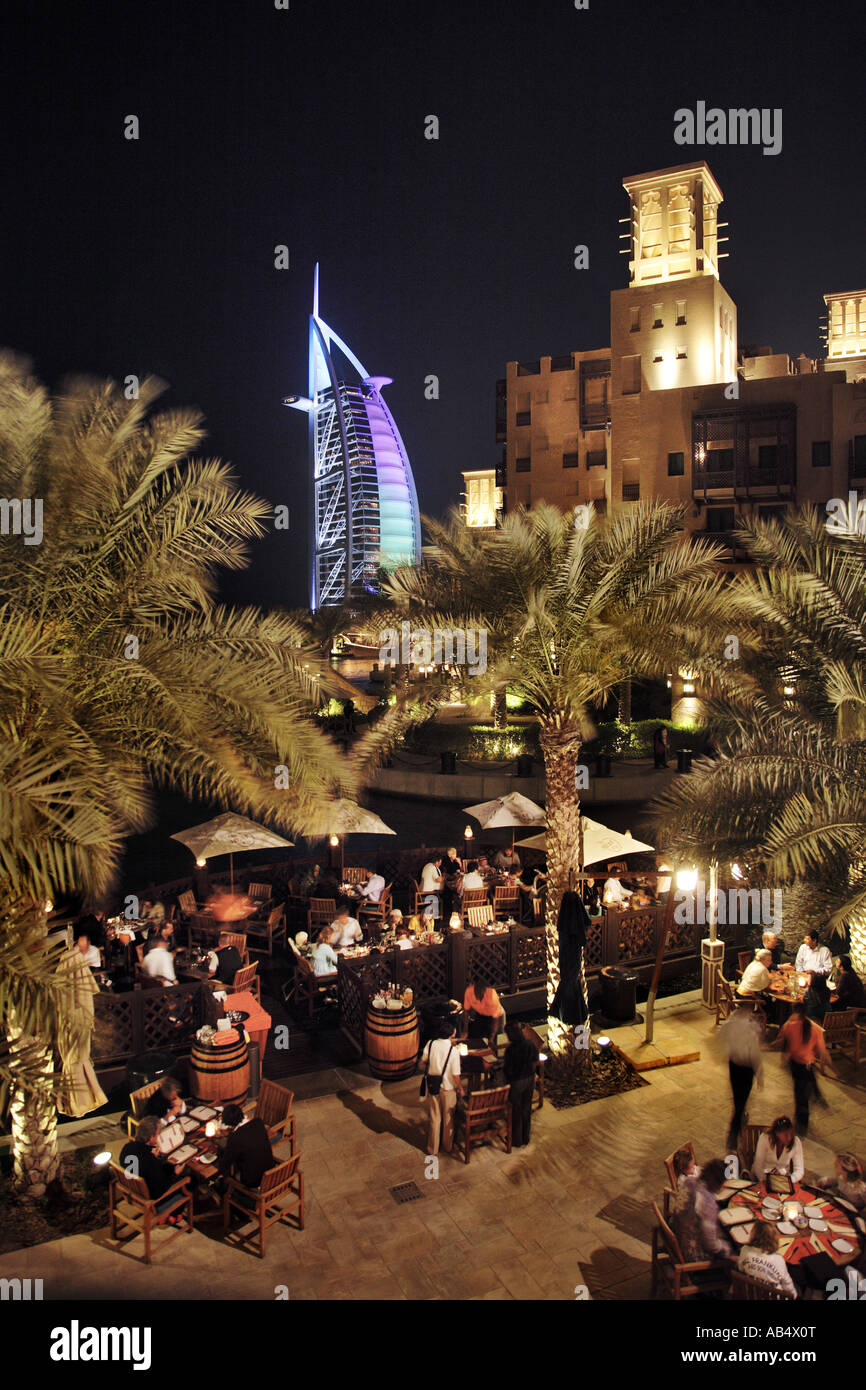Dubai Burj al Arab Hotel, vista attraverso Madinat Jumeirah, Dubai Foto Stock