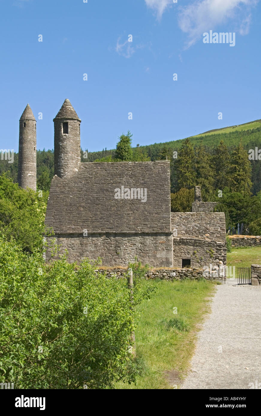 L'Irlanda County Wicklow Mountains sito monastico di Glendalough, San Kevin è la Chiesa, torre rotonda a sinistra Foto Stock