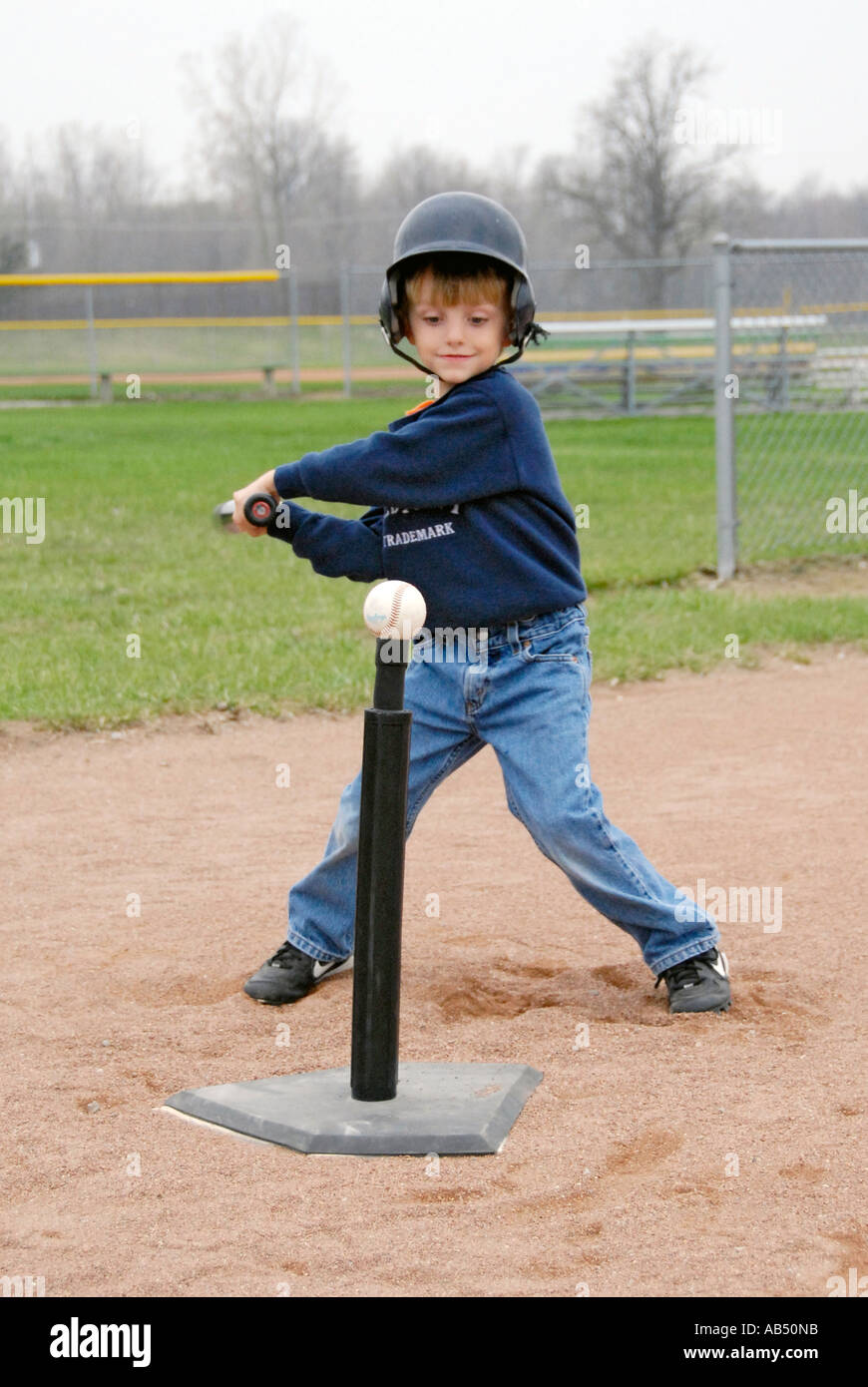 5 anno di età i ragazzi e le ragazze imparare a giocare a baseball partecipando a una sfera T lega per i più piccoli Foto Stock