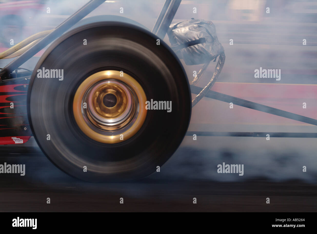 Dragster facendo un burnout per riscaldare i pneumatici prima di una gara Foto Stock