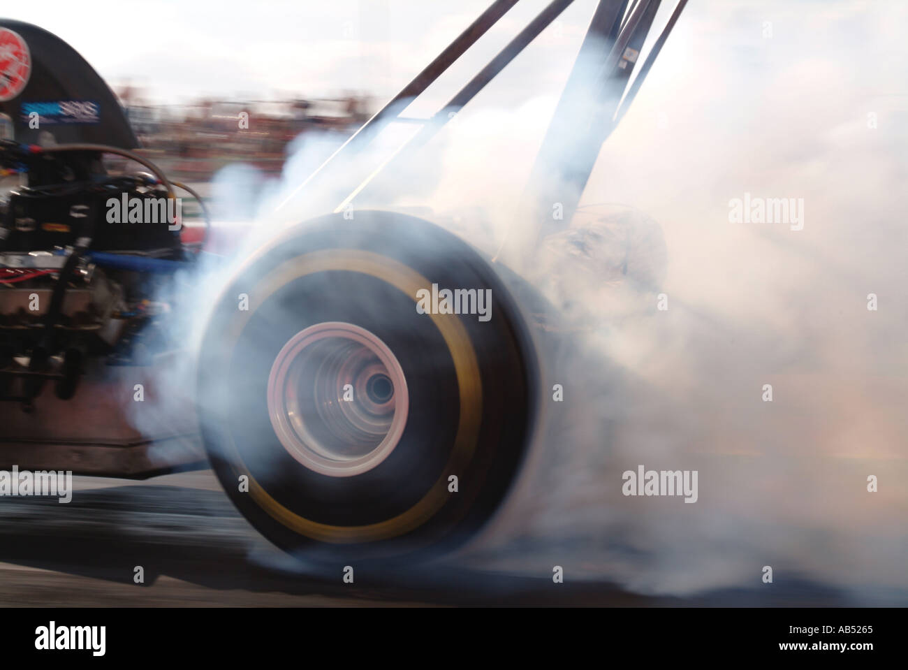 Top fuel dragster facendo un burnout per riscaldare i pneumatici prima di una gara Foto Stock