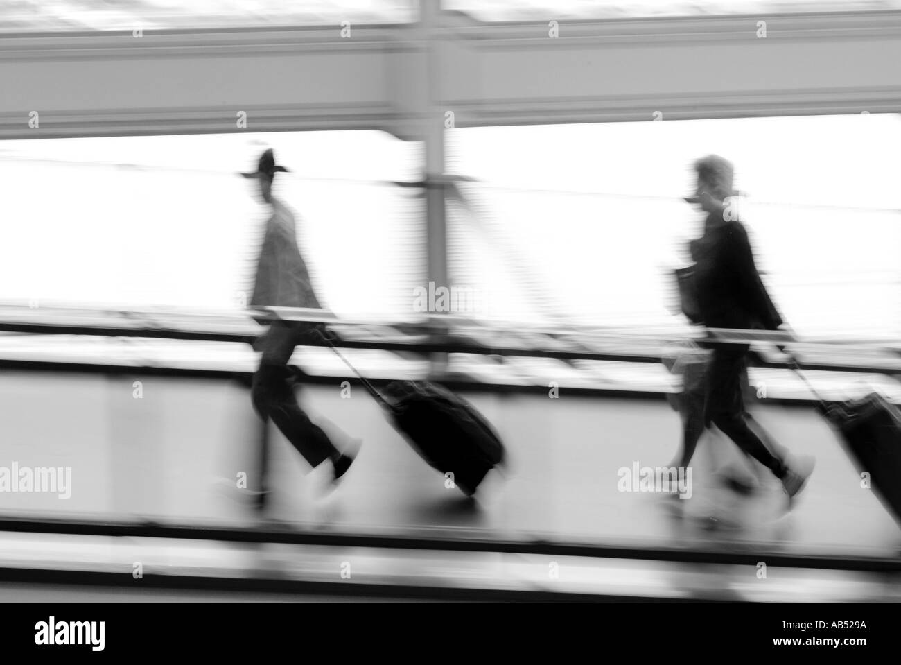Il concetto di movimento motion blur porta airport viaggio aereo bagaglio borsa borse trolley passeggeri turistici vacanze turismo vacanziere ho Foto Stock