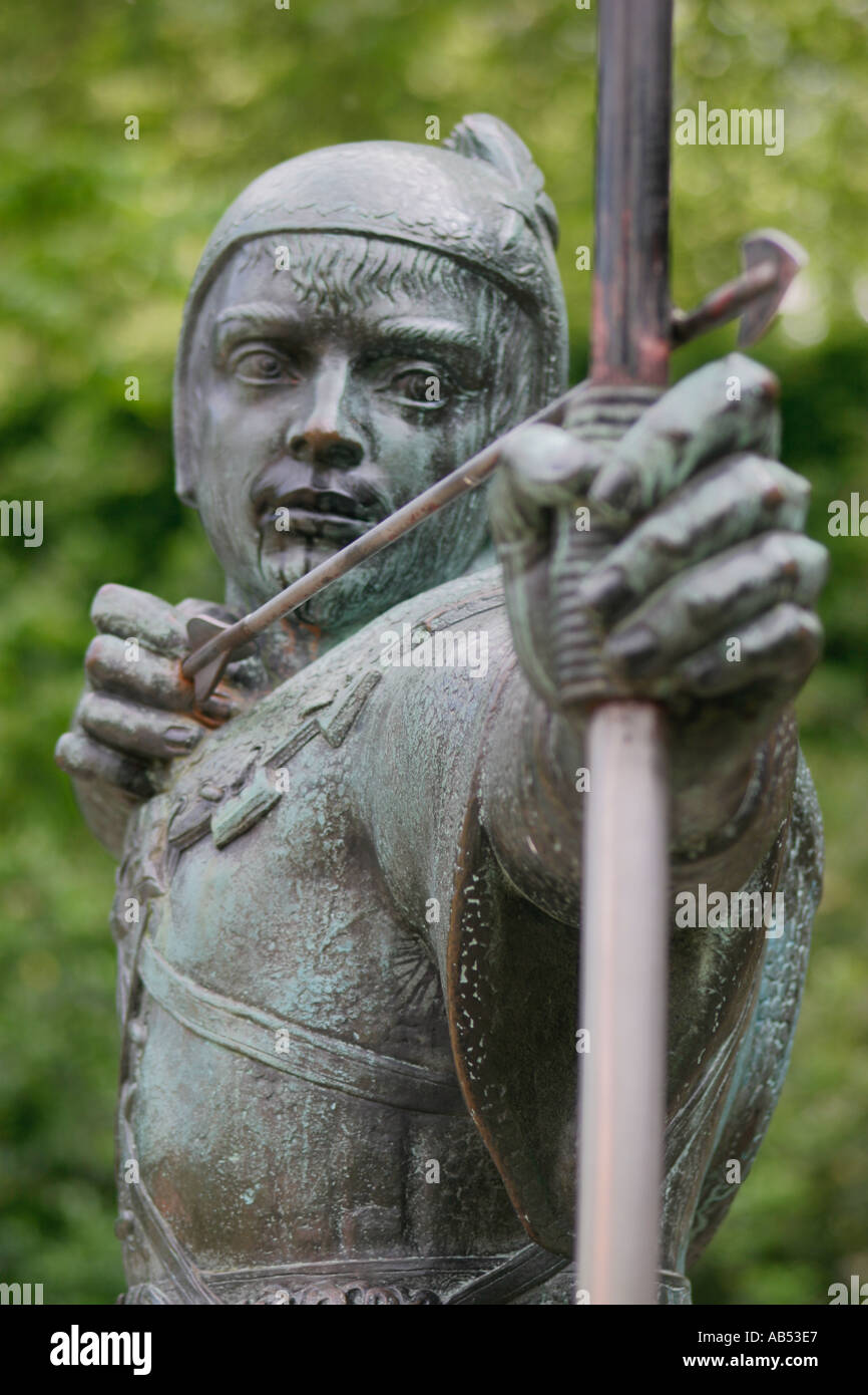 Robin Hood statua, al di fuori di Nottingham Castle Regno Unito Foto Stock