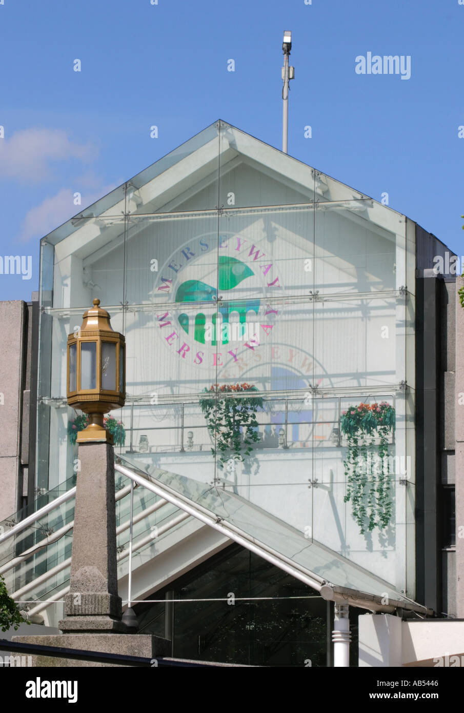 Merseyway Precinct visto dalla Piazza Mersey, Stockport, Greater Manchester, Regno Unito Foto Stock