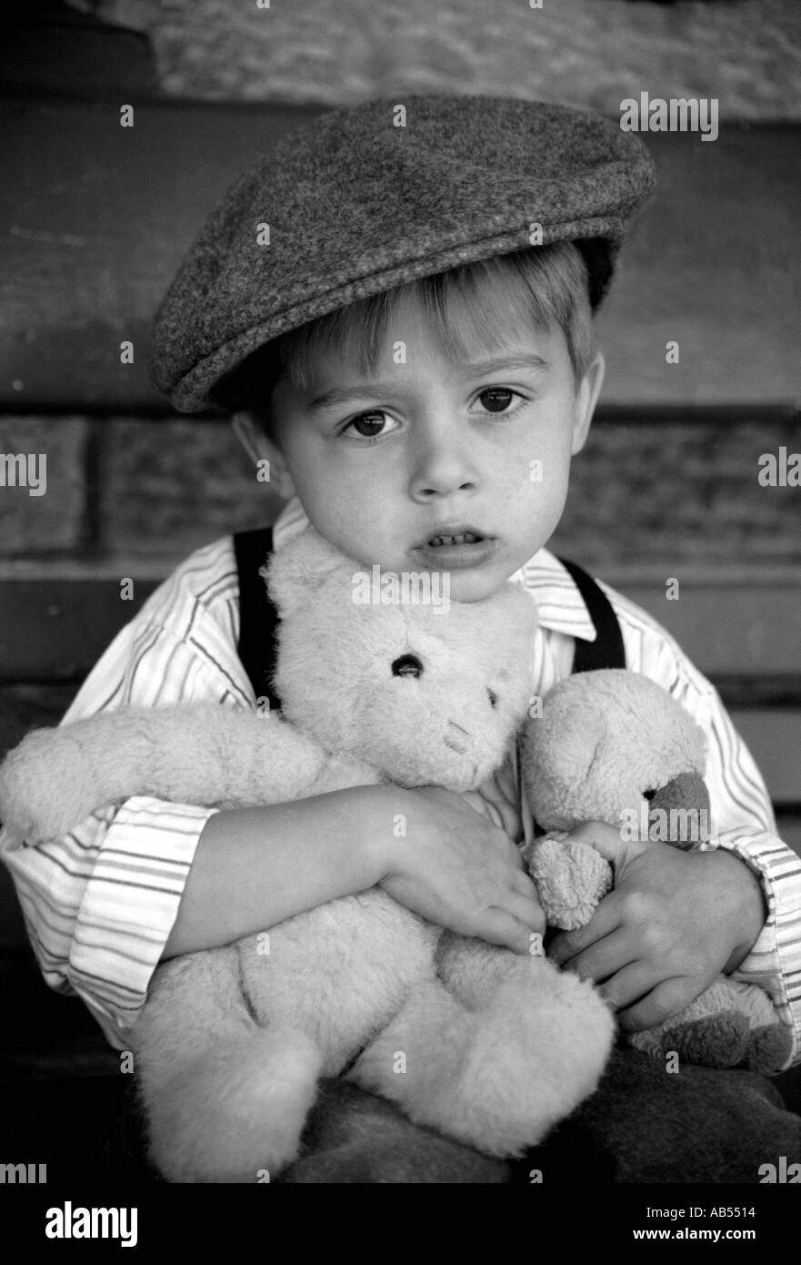Un ragazzo e il suo orsacchiotto Foto Stock