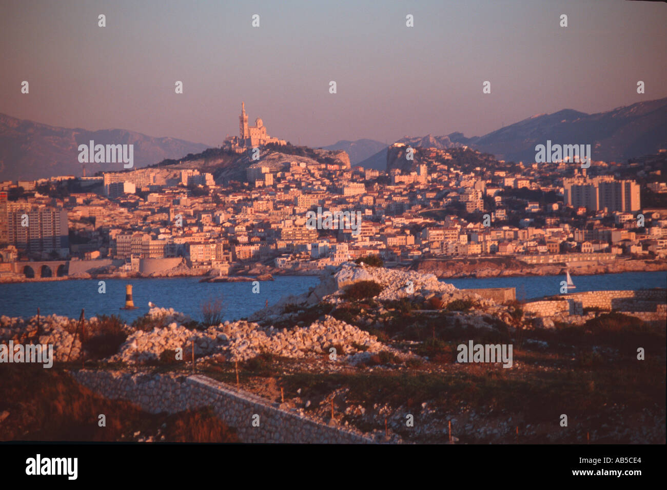 Basilica Notre Dame de la Garde e città sullo sfondo marsiglia francia Foto Stock
