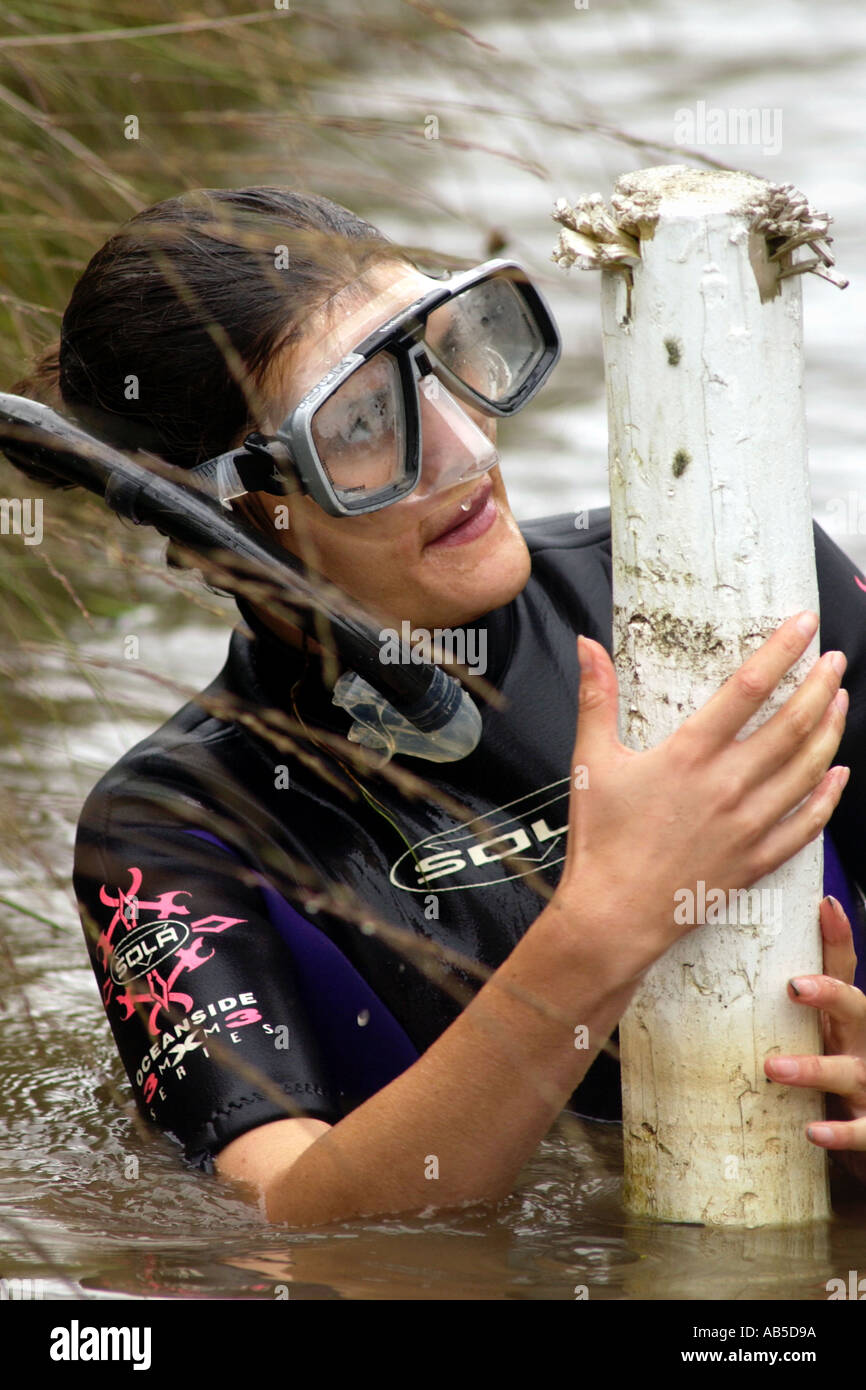 Concorrente nel mondo annuale Bog Snorkelling campionati a Llanwrtyd Wells POWYS REGNO UNITO Foto Stock