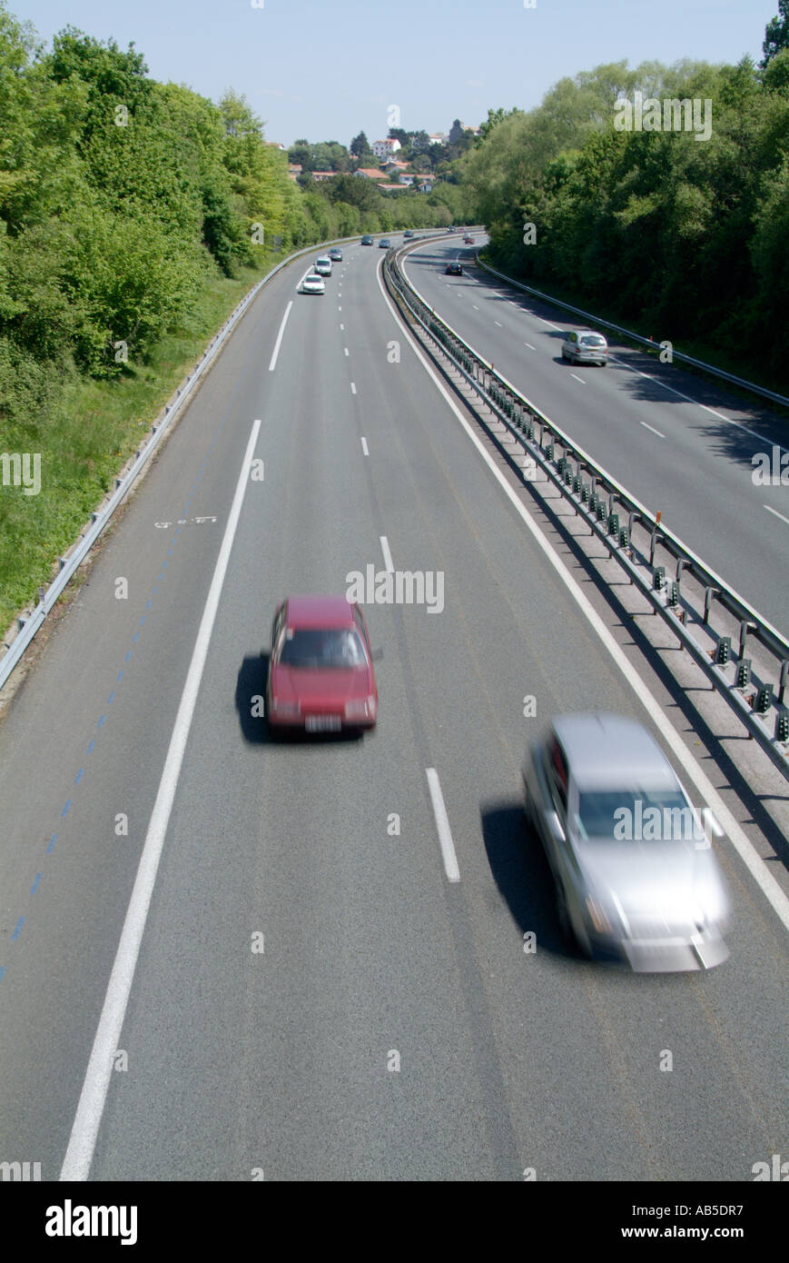 Auto, a, velocità sul francese, dual carriageway, autostrada, sfocatura, aprire, su strada, velocità, viaggiare a, gioie e la mancanza di, traffico, sud, Foto Stock
