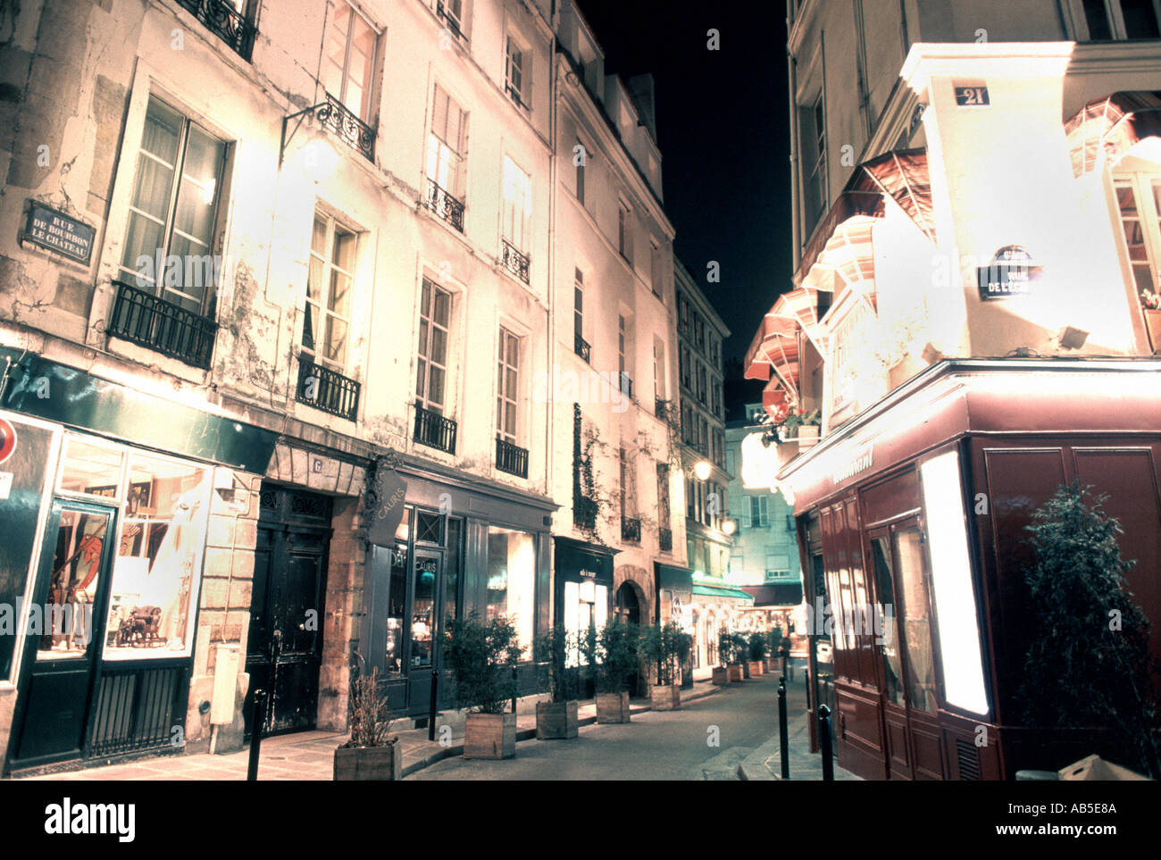 PARIGI Francia, 'illuminato' scena notturna di strada nel 'quartiere Latino' nella zona di Odeon, edifici di parigi Foto Stock