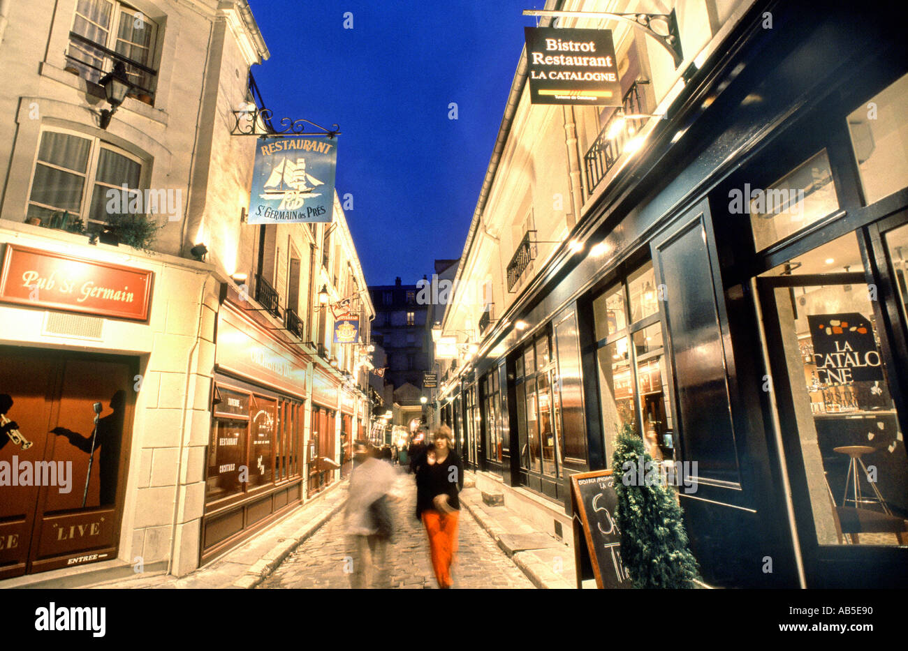 PARIGI, Francia, per piccoli gruppi, passeggiata, Old Pedestrian Street Scene nel quartiere Latino, Odeon area Flats Shops illuminato di notte Foto Stock
