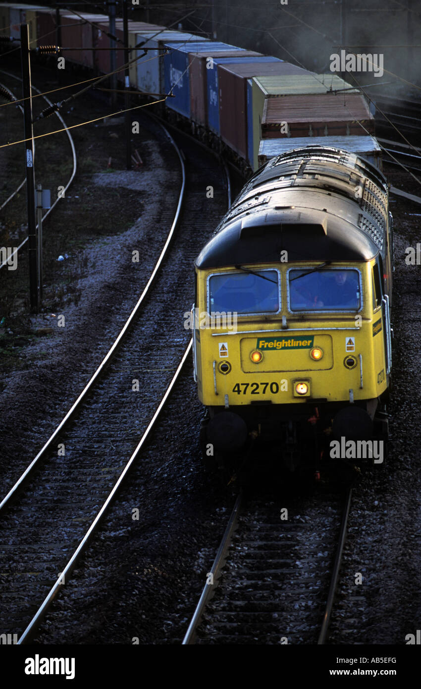 Freightliner treno merci sulla linea di diramazione tra Ipswich e il porto di Felixstowe, Suffolk, Regno Unito. Foto Stock