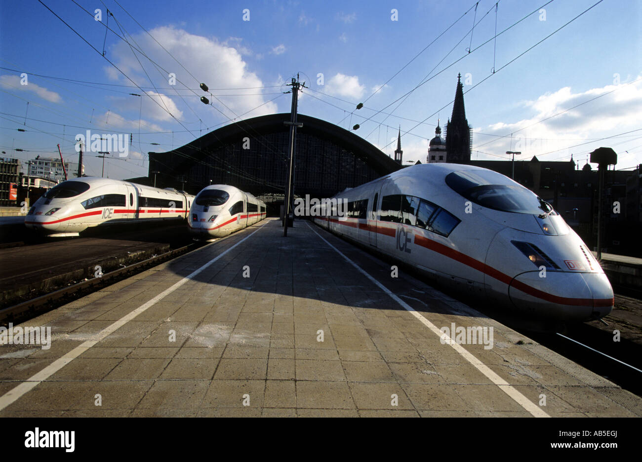 Le ferrovie tedesche Inter-city express treni passeggeri a Colonia la Hauptbahnhof o stazione centrale, Renania settentrionale-Vestfalia, Tedesco Foto Stock