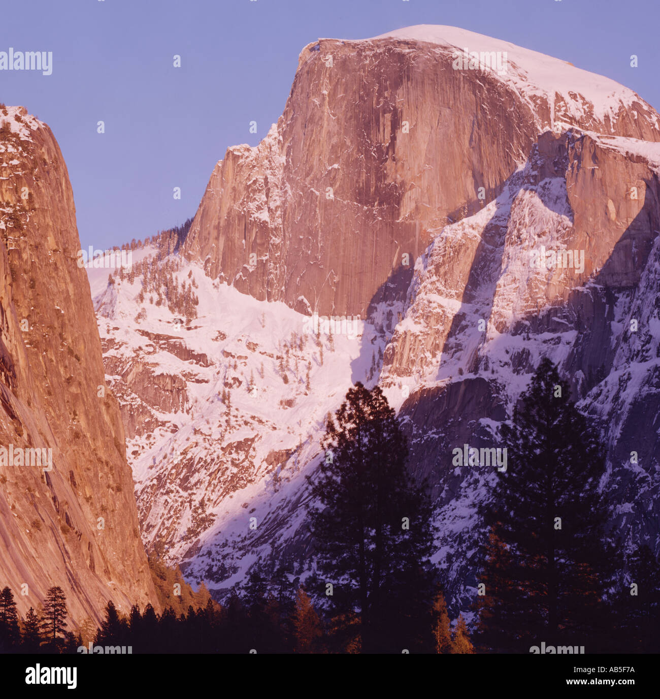 Mezza Cupola ricoperta di neve nel Parco Nazionale di Yosemite in California USA Foto Stock