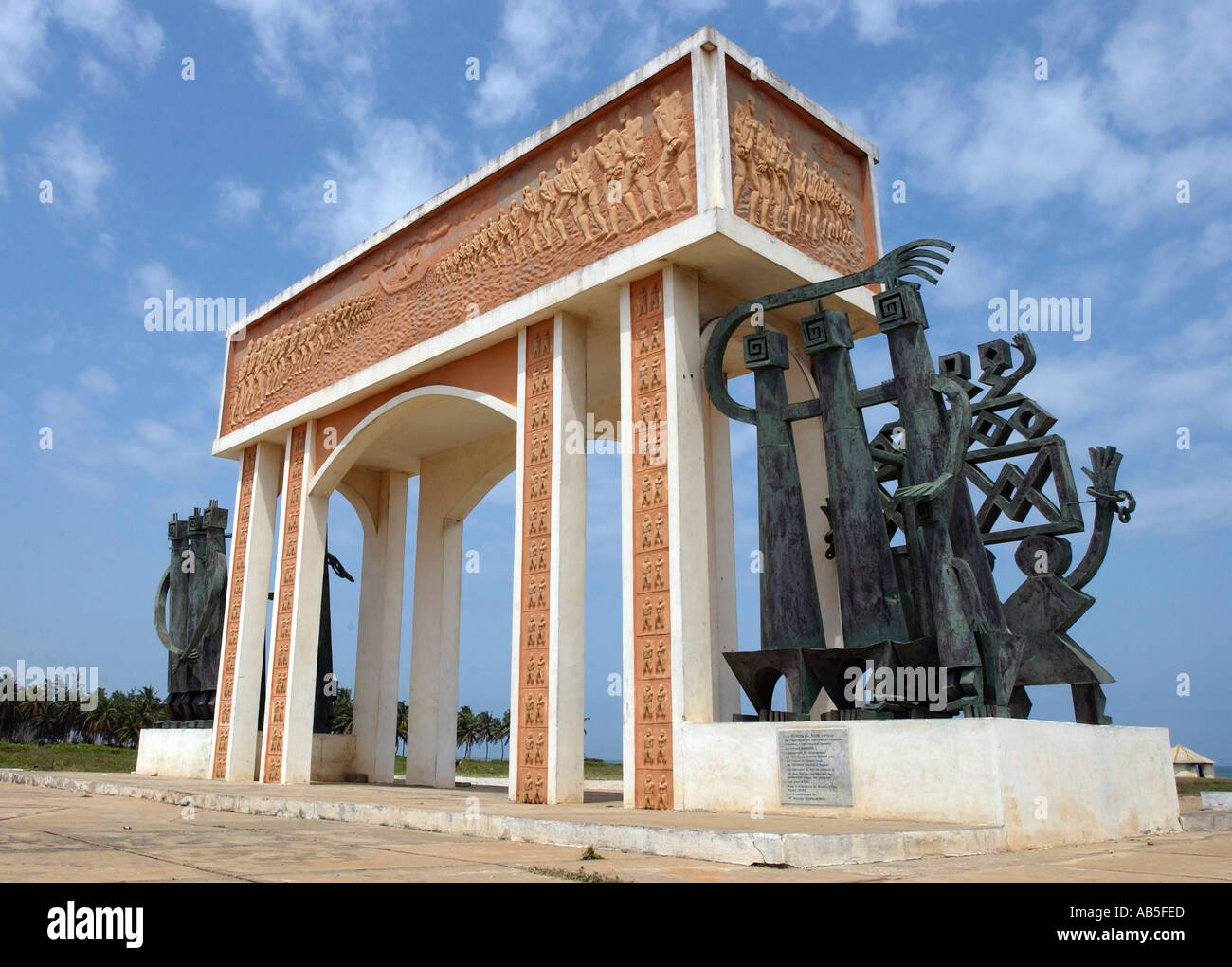 Un arco chiamato il punto di non ritorno sulla Route des Esclaves sulla spiaggia in Oiudah Benin Repubblica costruito dall'UNESCO Foto Stock