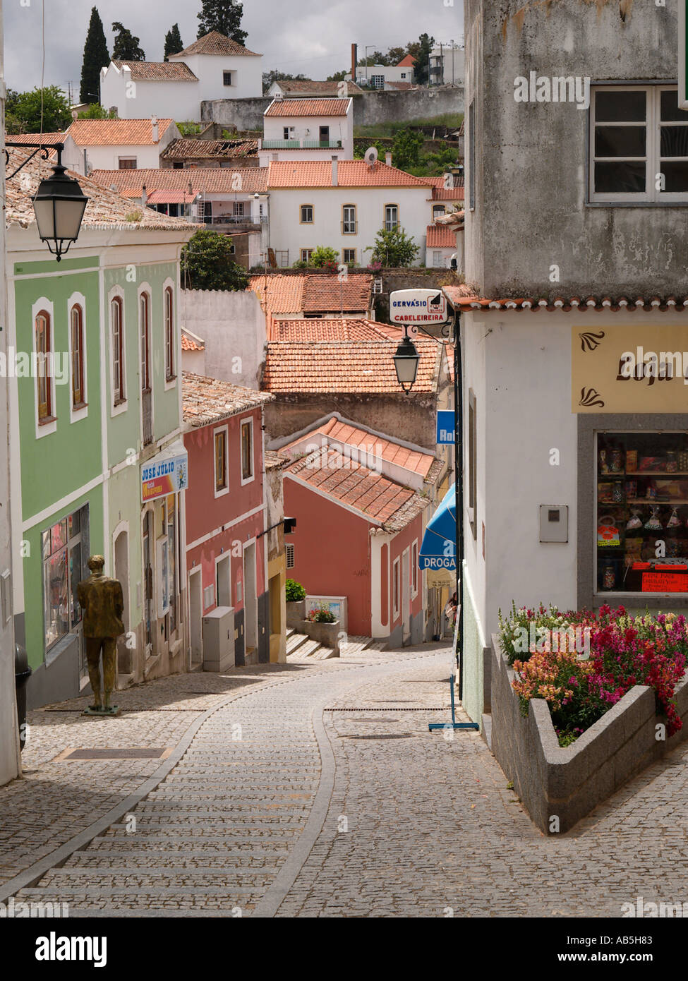 Ripida e stretta strada di ciottoli in questa storica città di collina. Monchique Algarve Portogallo Europa. Foto Stock