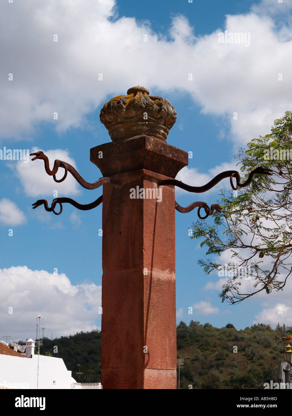 Antica gogna in Largo do Municipio Silves Algarve Portogallo Foto Stock