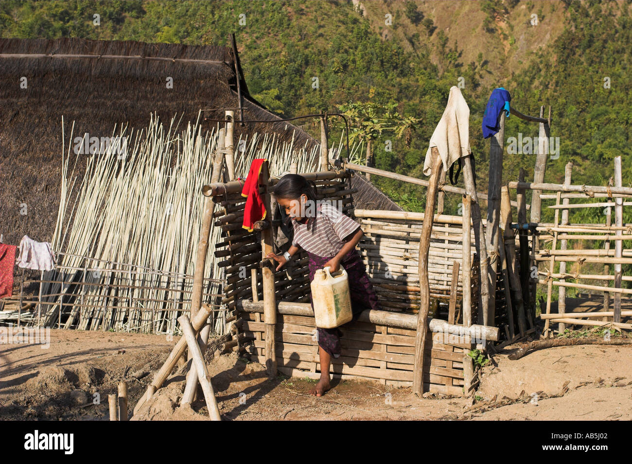 Myanmar stato Shan Kengtung Ann Village ragazza a raccogliere acqua dal pozzo Foto Stock