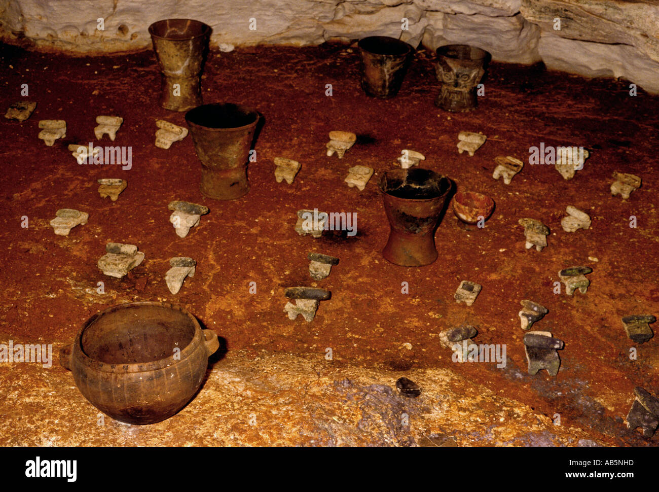 Maya di oggetti cerimoniali, Balankanche Grotta, Gruta de Balankanche, grotta sotterranea sistema, Yucatan Stato, la penisola dello Yucatan, Messico Foto Stock