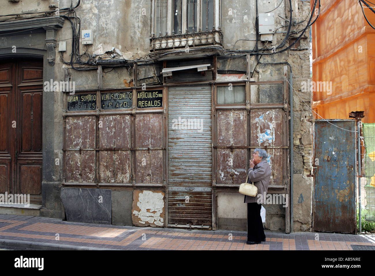 Signora fuori vecchi edificio, Cartagena , Murcia, Spagna Foto Stock