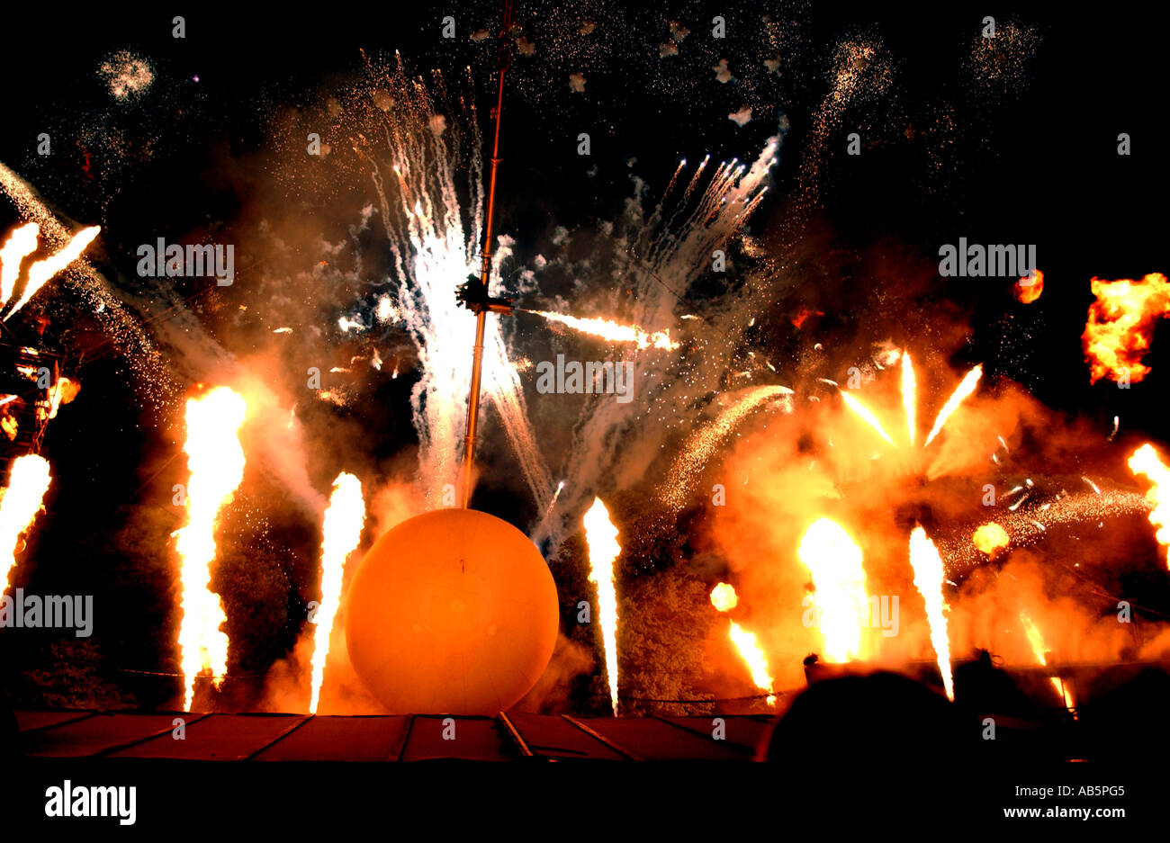 Groupe F eseguire i loro fuochi d' artificio extavaganza Joueurs de Lumnieres in Preston Park come parte del Festival di Brighton Regno Unito Foto Stock