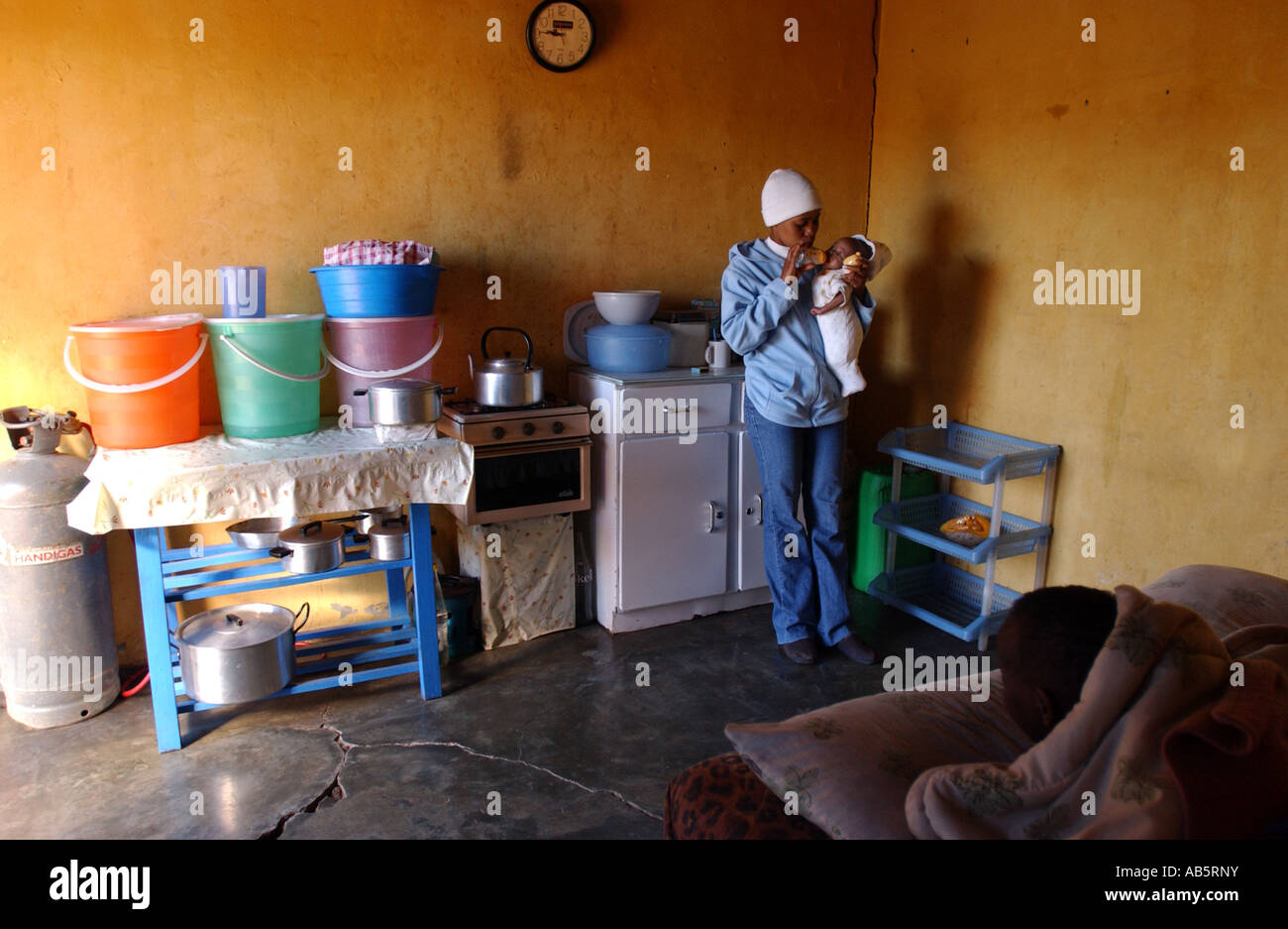 16 enne ragazza con il suo malato 9 mese vecchio fratello che era nato da una molto malata madre che è HIV positivo in Lesotho Foto Stock