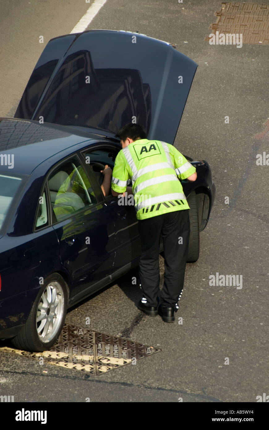 City of London AA pattuglia di breakdown assistere stranded automobilista seduti in auto con il cofano fino Foto Stock