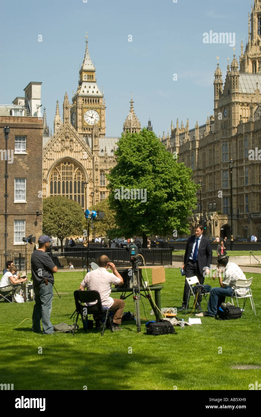 College Green House of Lords Houses of Parliament con gli equipaggi televisivi giornalisti che si preparano per interviste e rapporti politici Londra Inghilterra UK Foto Stock