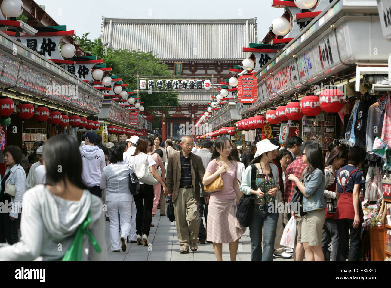 JPN, Giappone Tokyo: Santuario festival, chiamato Matsuri. Tempio di Asakusa Kannon Temple district.Nakamise vicolo. Negozi con il negozio di souvenir Foto Stock