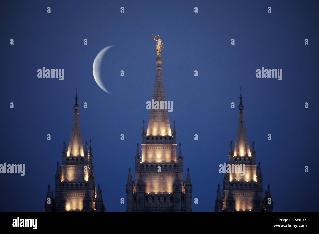 Il Mormon Tabernacle Piazza del Tempio di Salt Lake City, Utah durante la notte sotto la luna crescente Foto Stock