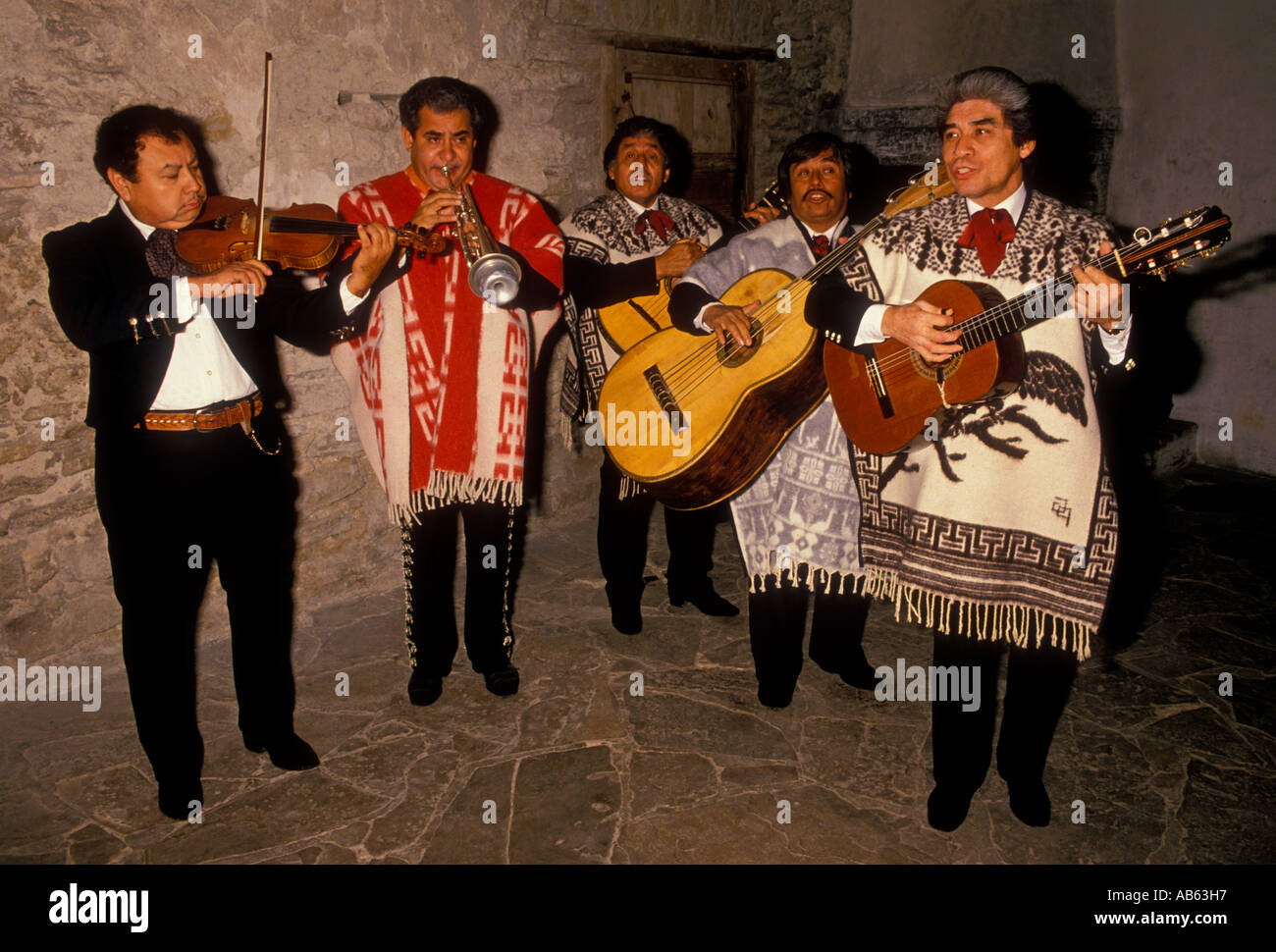 Mexican-American uomini, riproduzione di chitarre, chitarristi, chitarristi, banda Mariachi, i membri della band, San Antonio, Texas, Stati Uniti, America del Nord Foto Stock