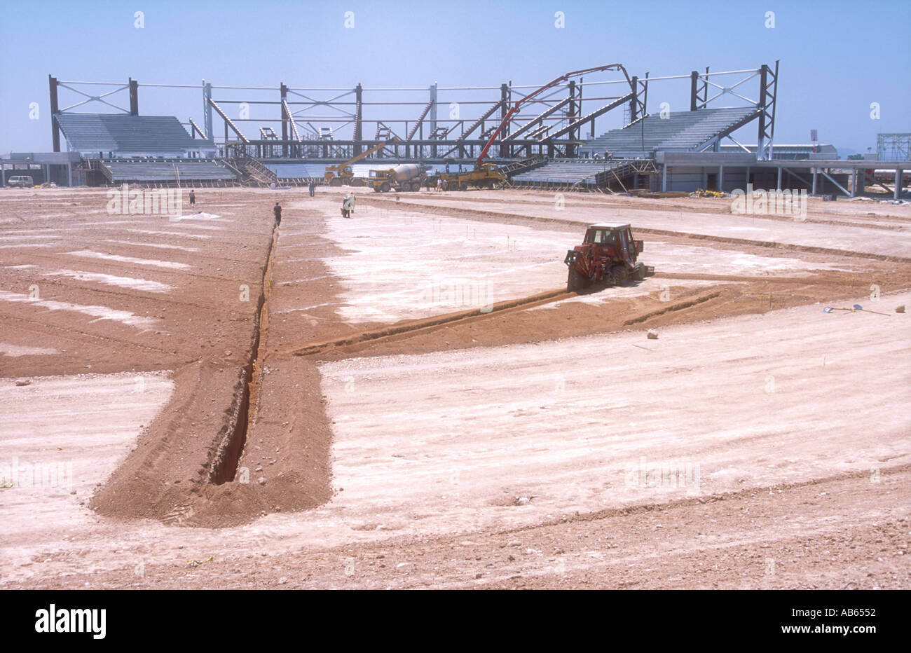 Il baseball olimpico centro in costruzione presso l'Olimpico Helliniko complessa (vecchio aeroporto Hellinikon ), Atene, Grecia. Foto Stock