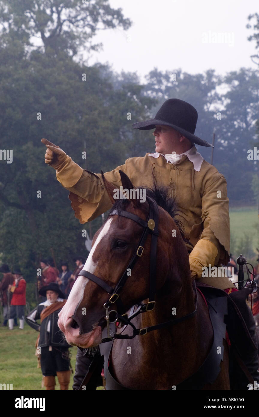 Un comandante montato su cavallo durante un Nodo sigillato ri emanazione della battaglia di Edgehill Festival della Storia 2003 Foto Stock