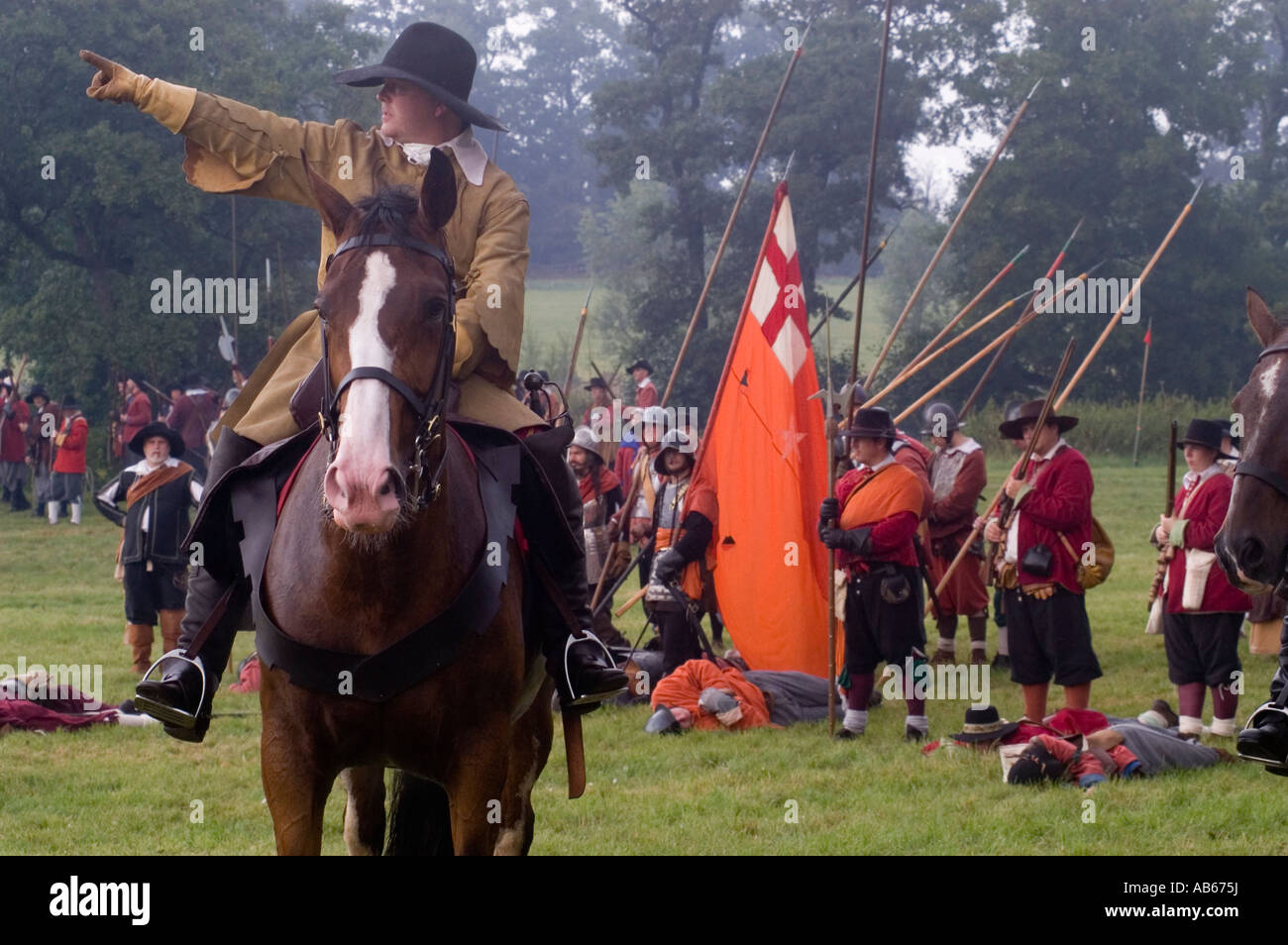 Un comandante montato su cavallo durante un Nodo sigillato ri emanazione della battaglia di Edgehill Festival della Storia 2003 Foto Stock