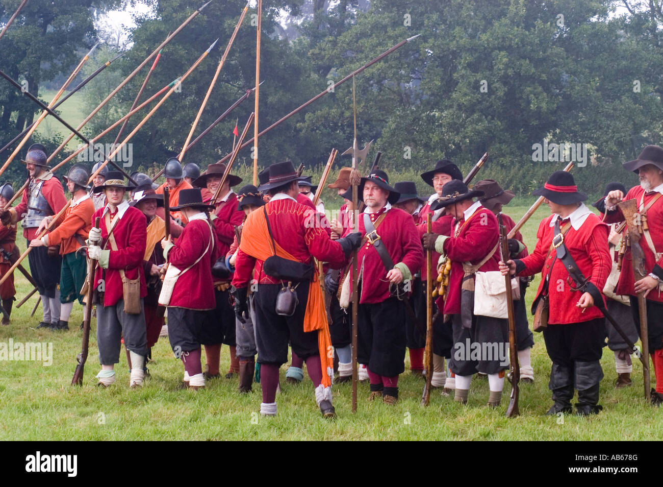 Raccolta di truppe come il Nodo sigillato ri emanare la battaglia di Edgehill Festival della Storia 2003 Foto Stock