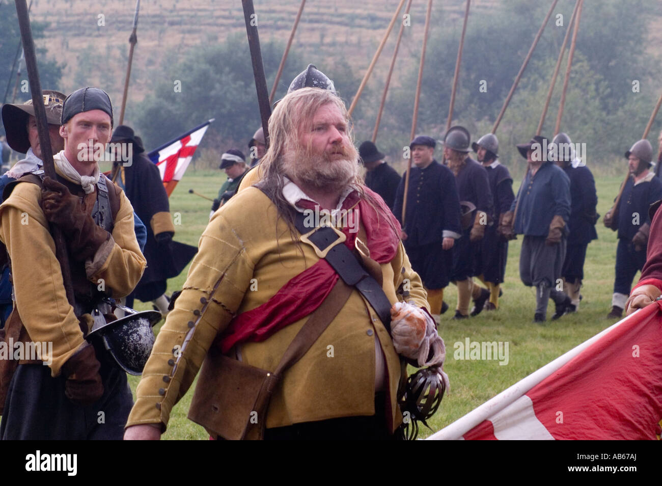 Parata di truppe come il Nodo sigillato ri emanare la battaglia di Edgehill Festival della Storia 2003 Foto Stock