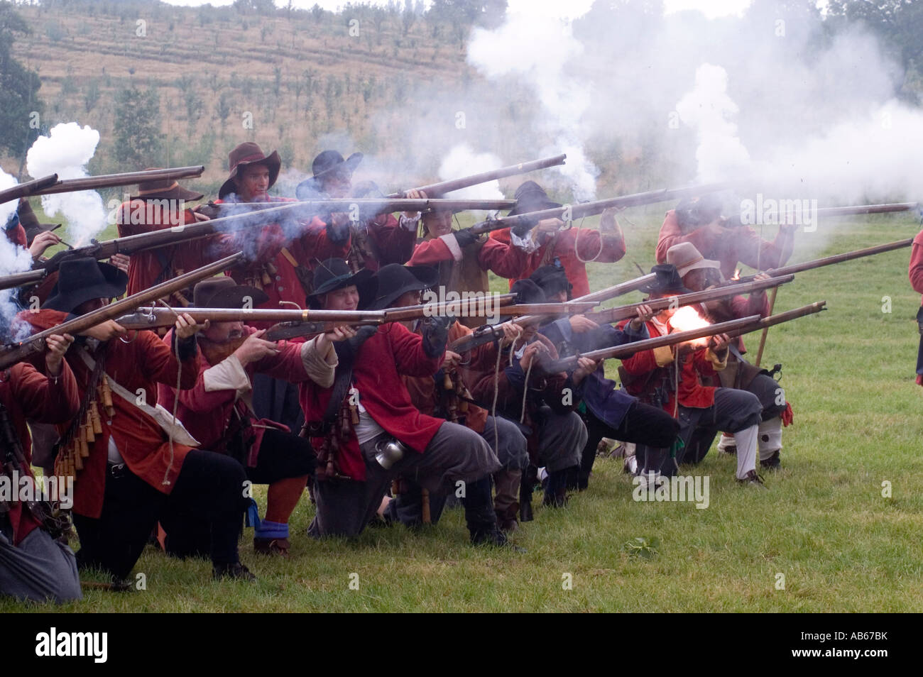 Moschetti del fuoco come il Nodo sigillato ri emanare la battaglia di Edgehill Festival della Storia 2003 Foto Stock