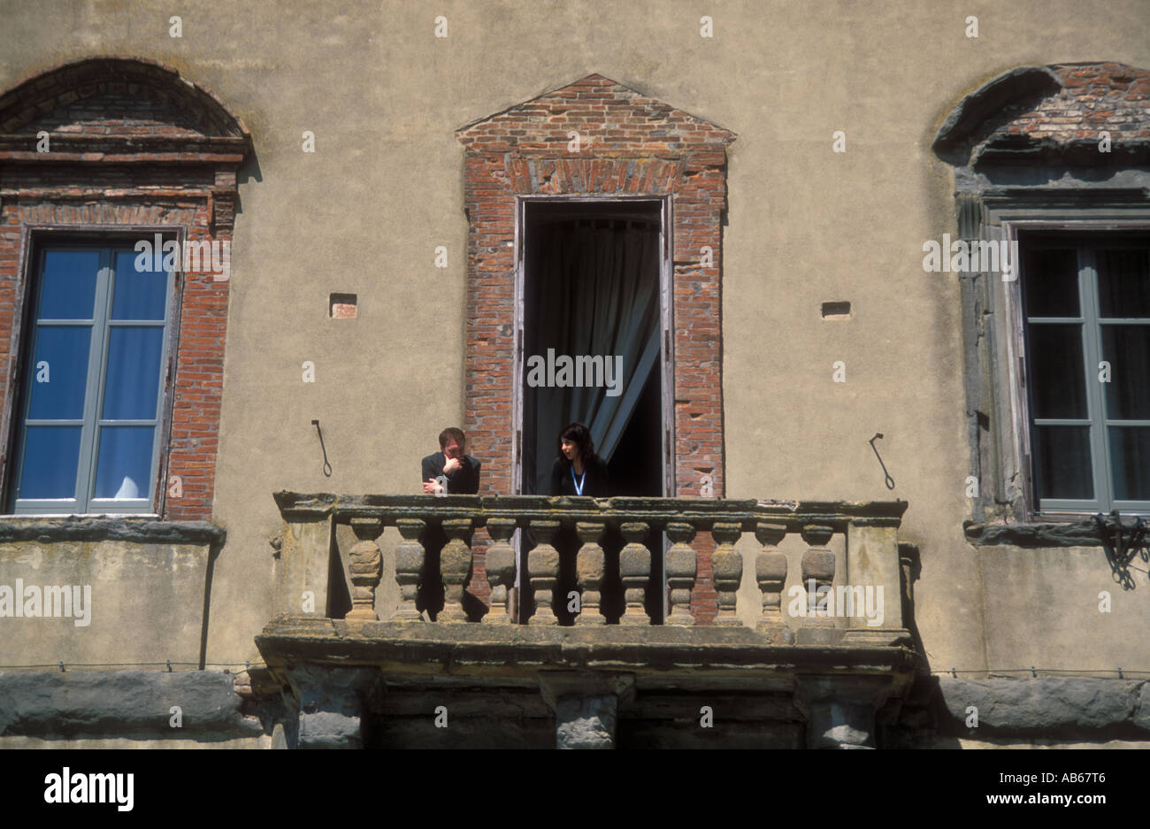 Persone che guardano verso il basso dal vecchio balcone nella città medievale di Orvieto Umbira Italia Foto Stock