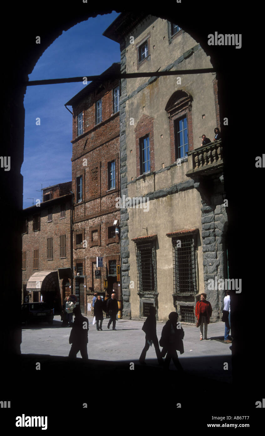 Scena di strada nella città medievale di Orvieto Umbria Italia Foto Stock