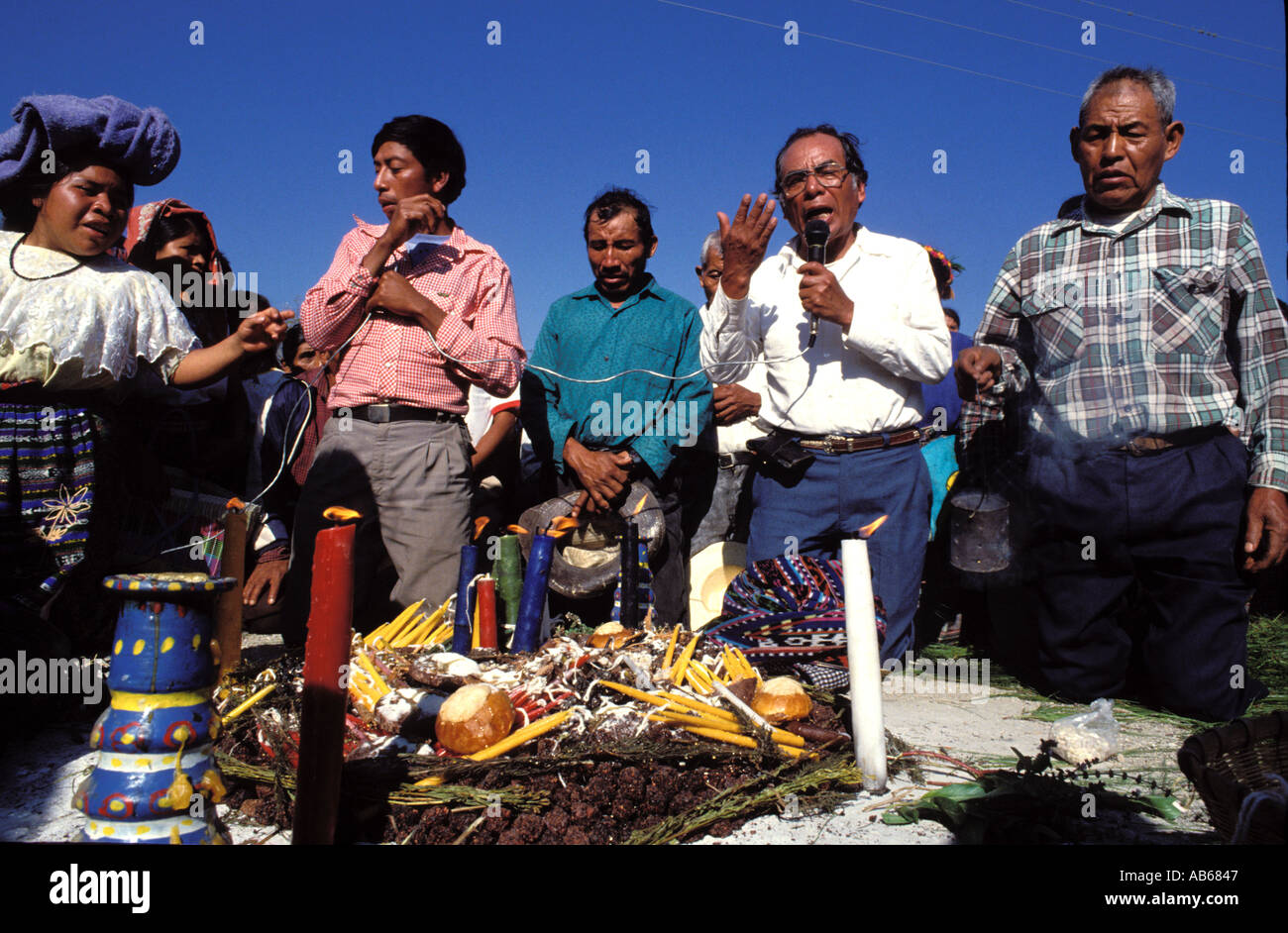 Sacerdote maya principali preghiere per commemorare il reburial di oltre 450 persone a un massacro sito Rabinal in Guatemala Foto Stock